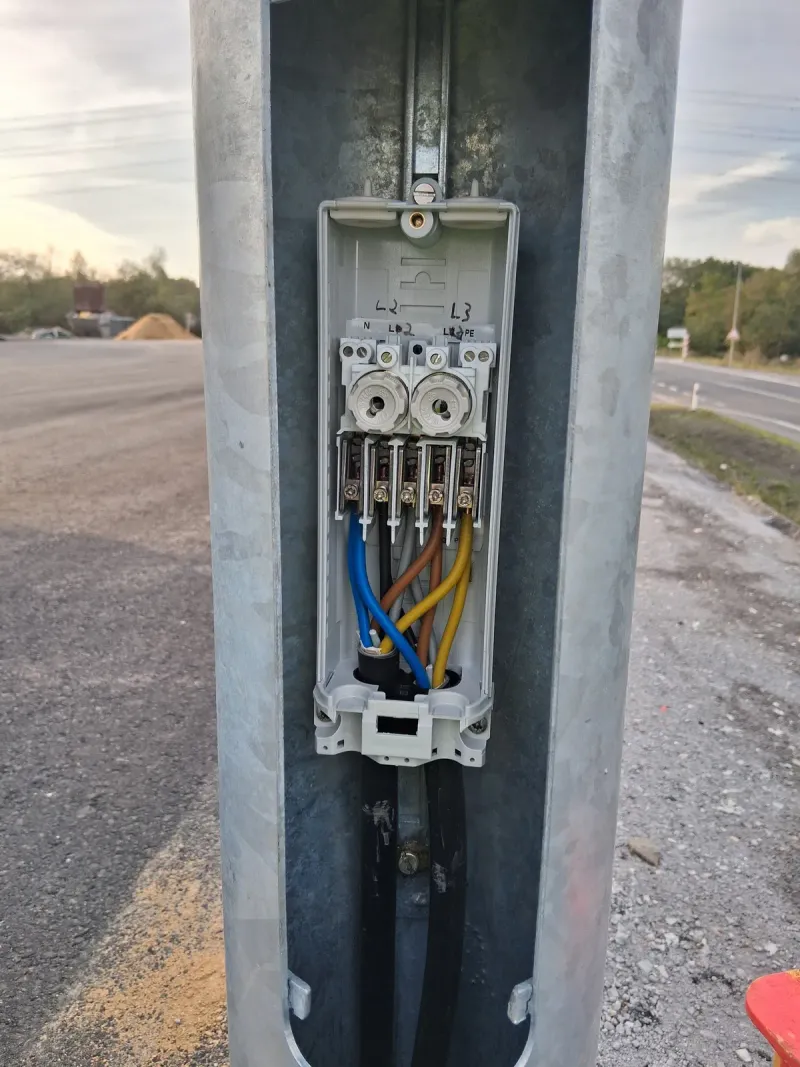 Anschlusskasten in einem Lichtmast