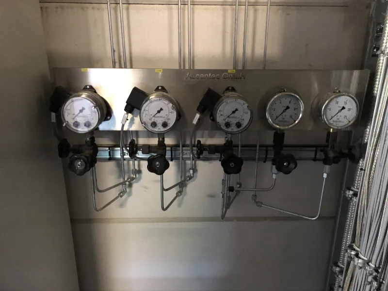Pressure gauge panel