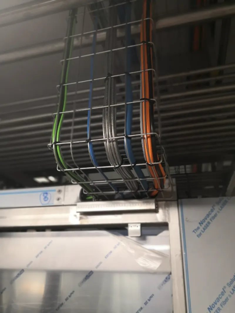 Cable tray with cables
