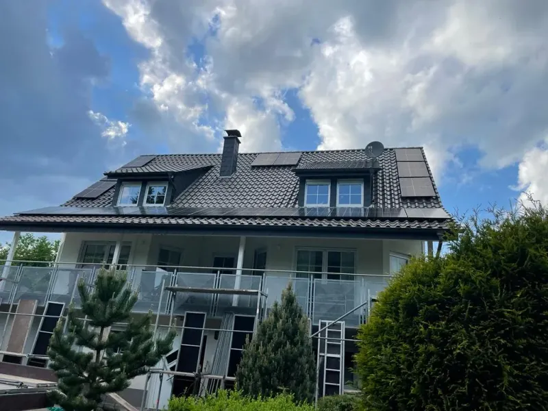 Dasselbe Haus vom Garten aus