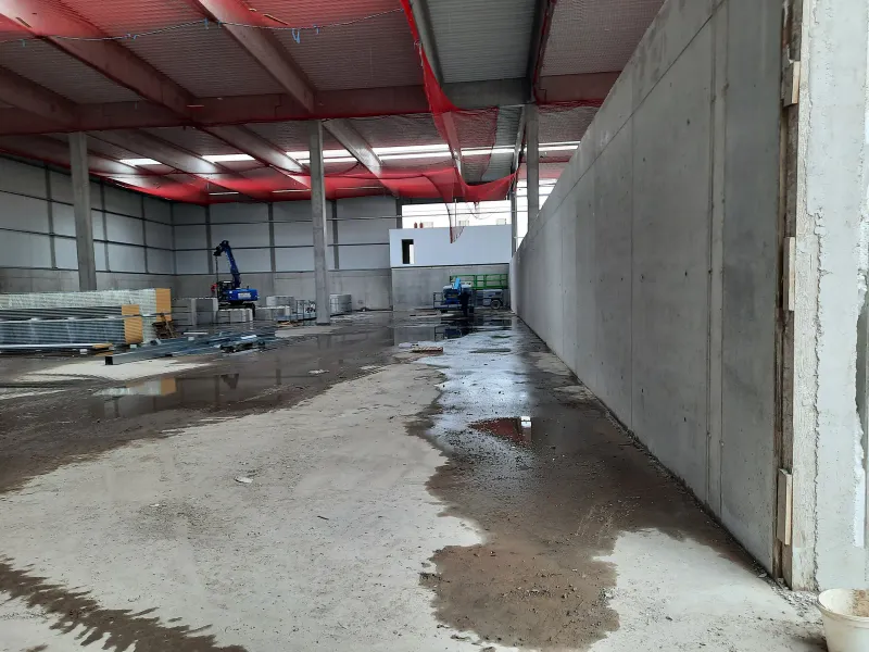The empty hall before installation