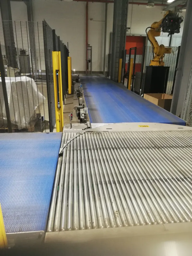 Belt and roller conveyors with the robot behind
