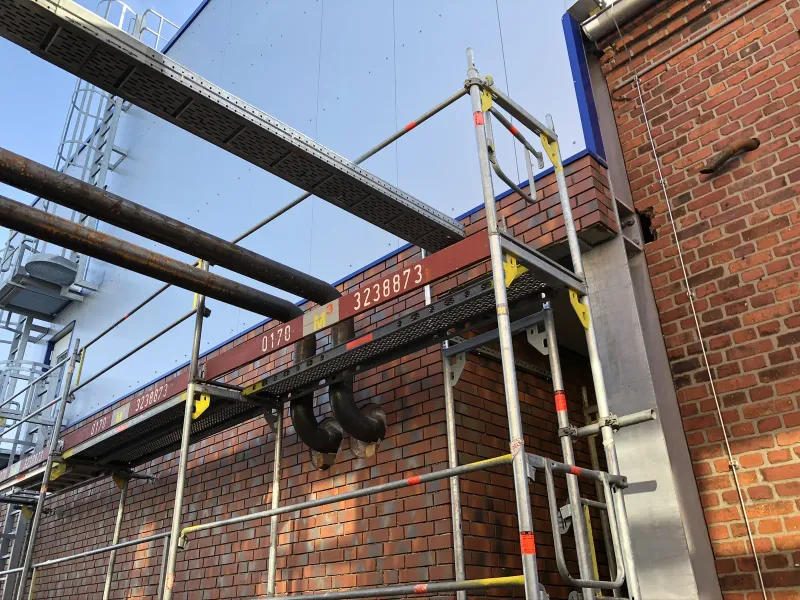 Pipe bridge on the outside wall during installation
