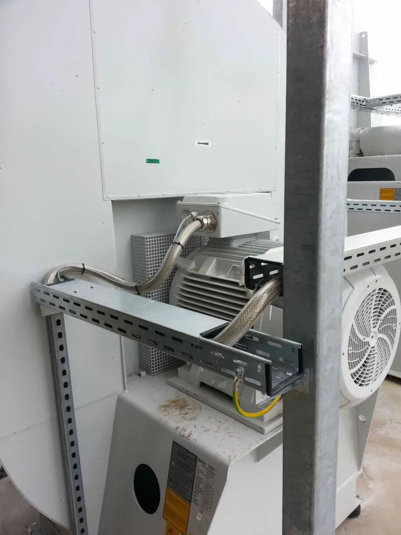Motor mit Kabelführung am Ventilator
