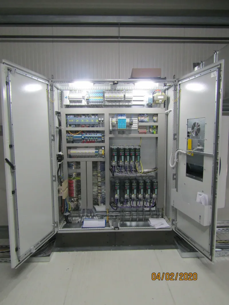 Geöffneter Schaltschrank