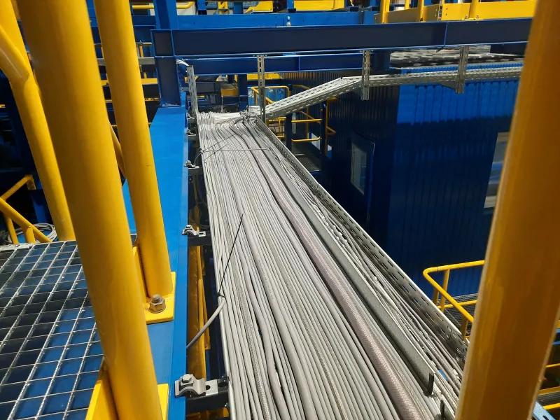 Cable tray with many cables