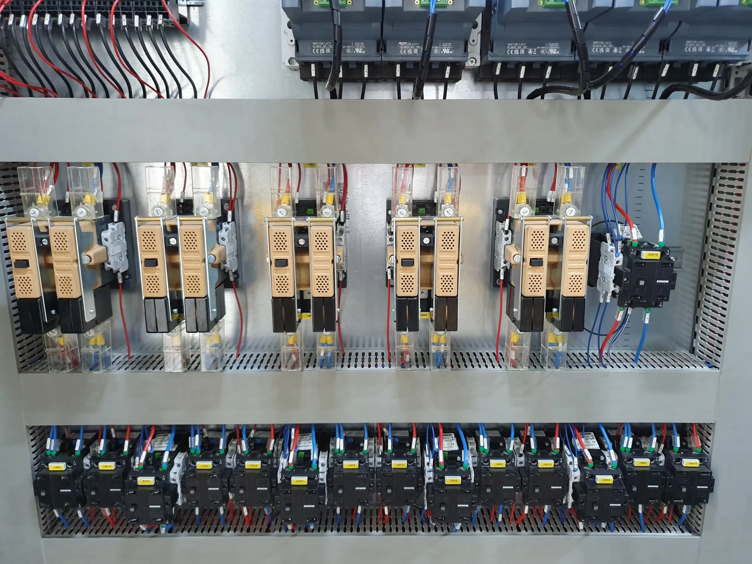 Inside the magnet control on the crane: one switching group per magnet